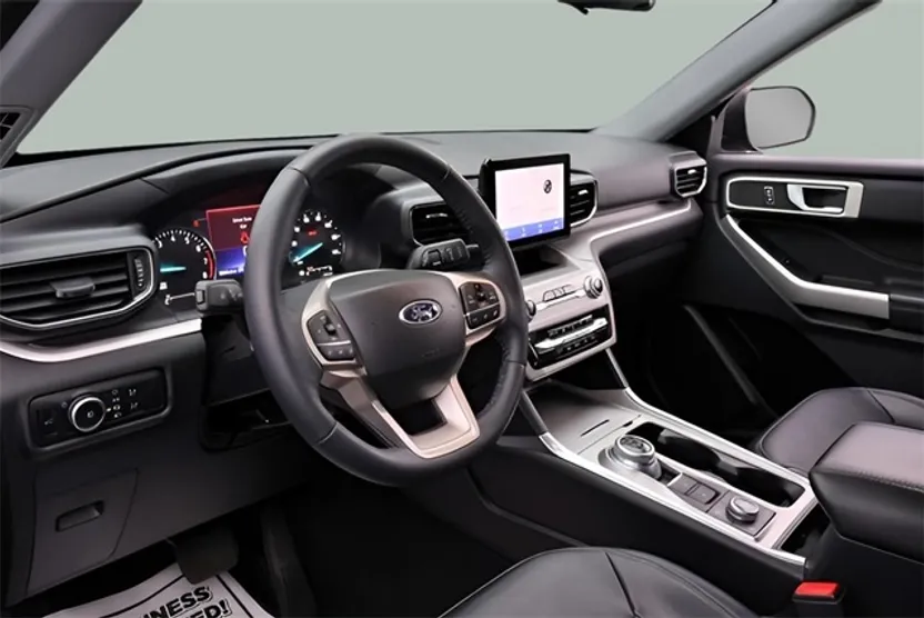 2023 Ford Explorer XLT photo 1