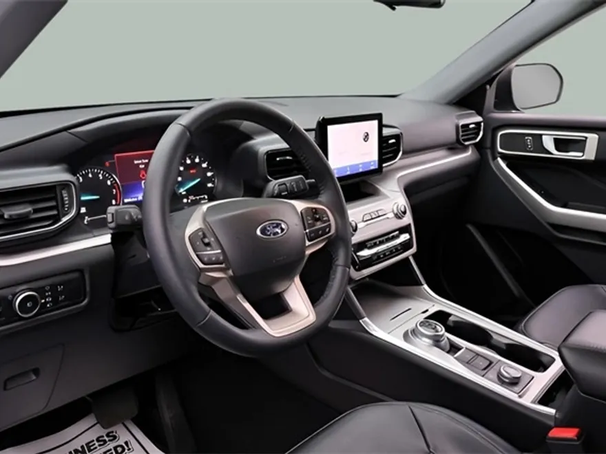2023 Ford Explorer XLT photo 1