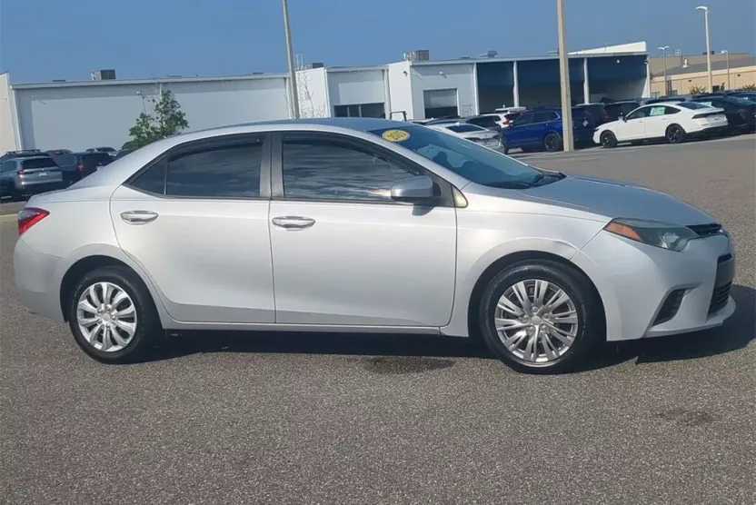 2015 Toyota Corolla LE photo 1