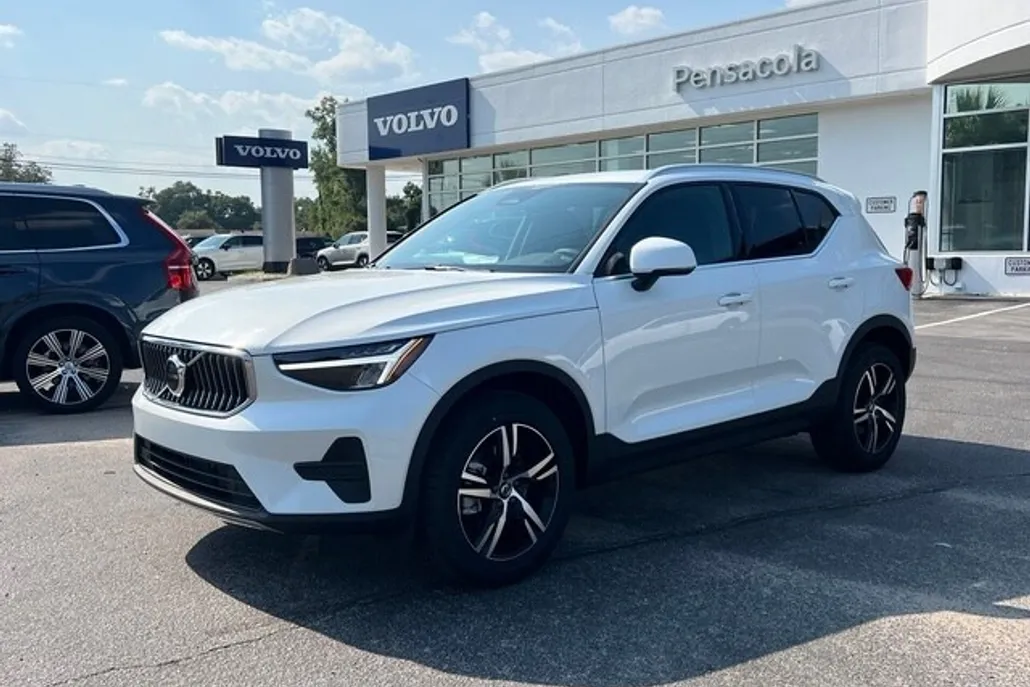 2025 Volvo XC40 Core photo 1