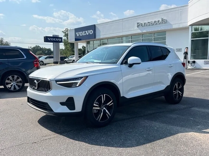 2025 Volvo XC40 Core photo 1