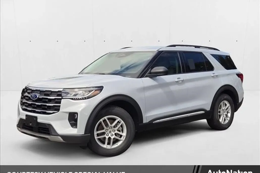2025 Ford Explorer photo 1