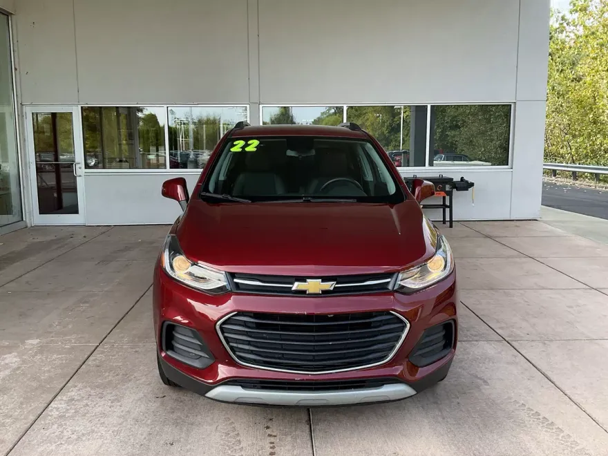 2022 Chevrolet Trax LT photo 1