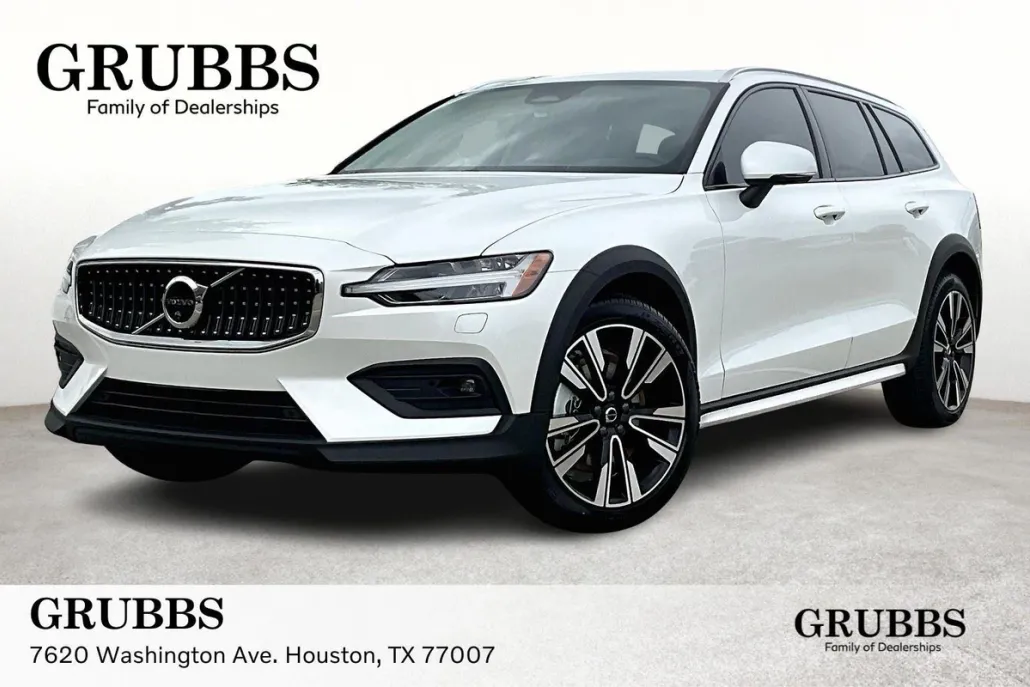 2025 Volvo V60 Cross Country B5 photo 1