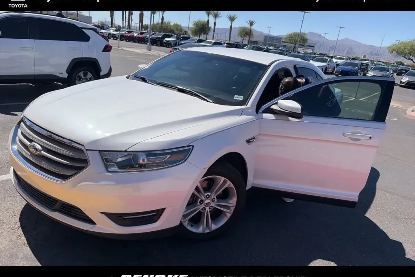 2017 Ford Taurus SEL photo 1