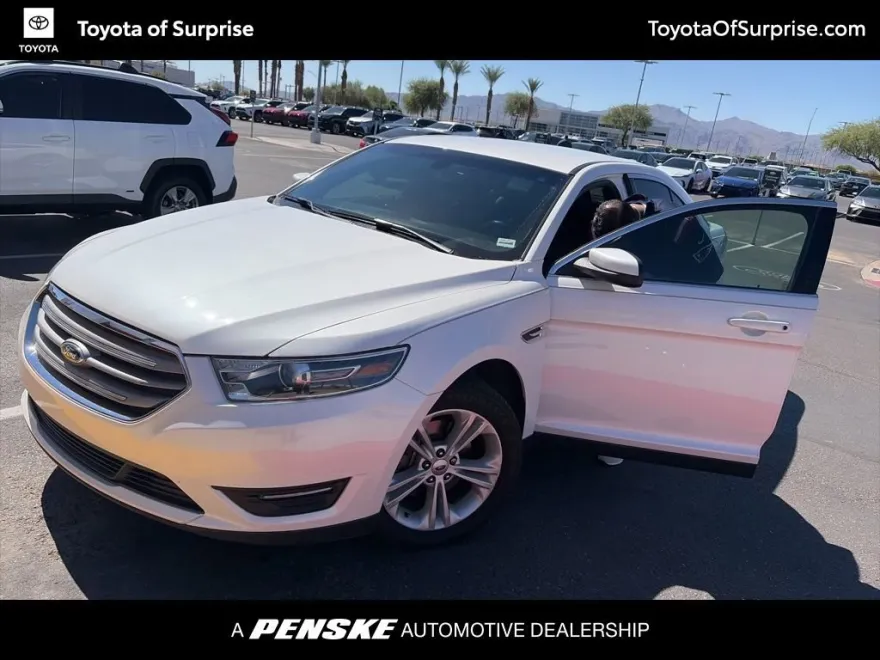2017 Ford Taurus SEL photo 1