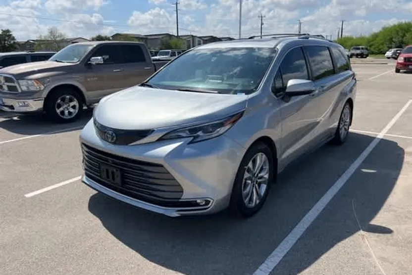 2021 Toyota Sienna Platinum photo 1