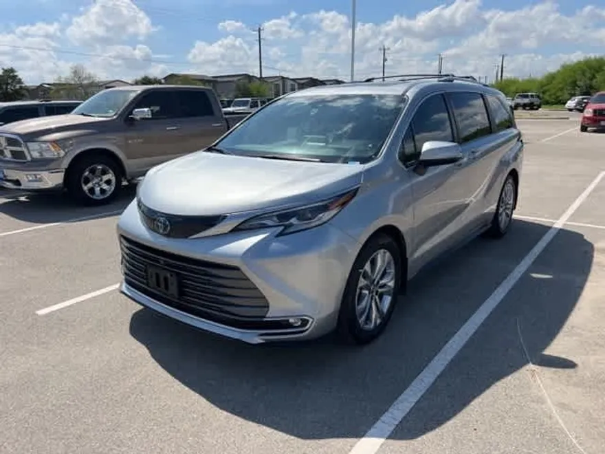 2021 Toyota Sienna Platinum photo 1