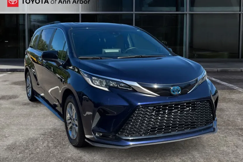 2023 Toyota Sienna XSE photo 1