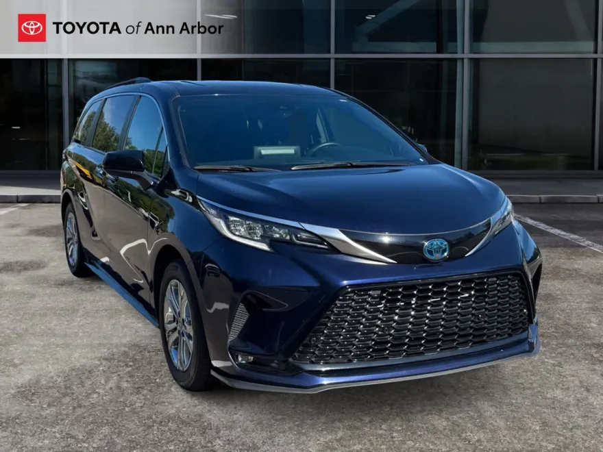 2023 Toyota Sienna XSE photo 1