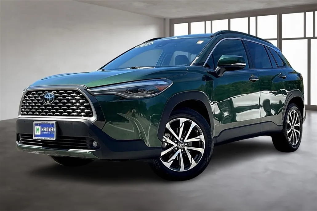 2022 Toyota Corolla Cross XLE photo 1