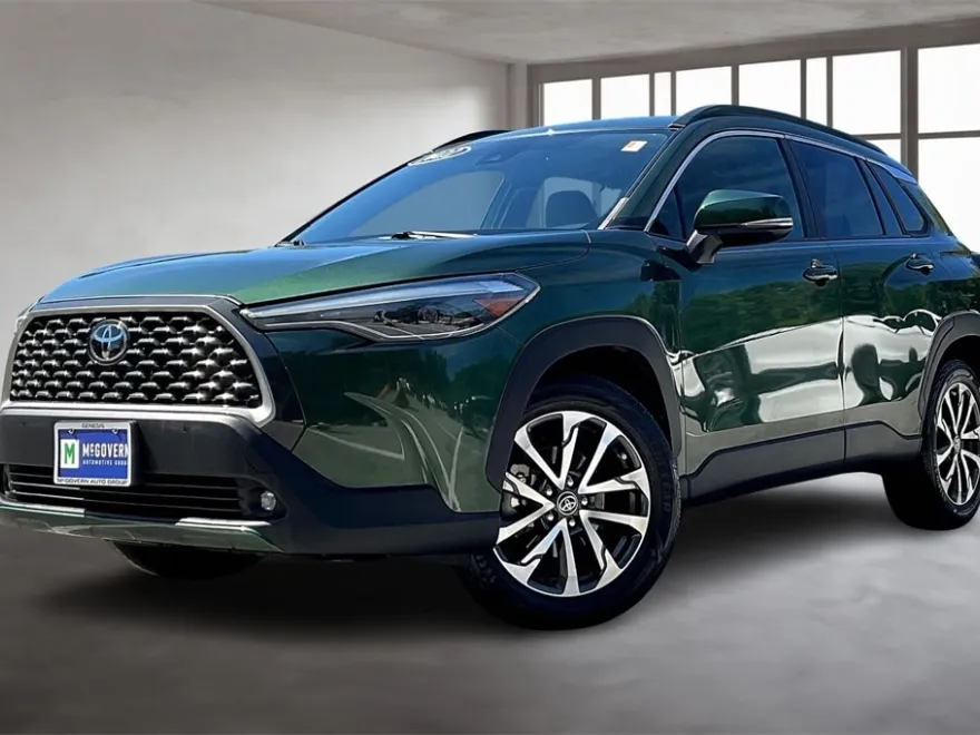 2022 Toyota Corolla Cross XLE photo 1