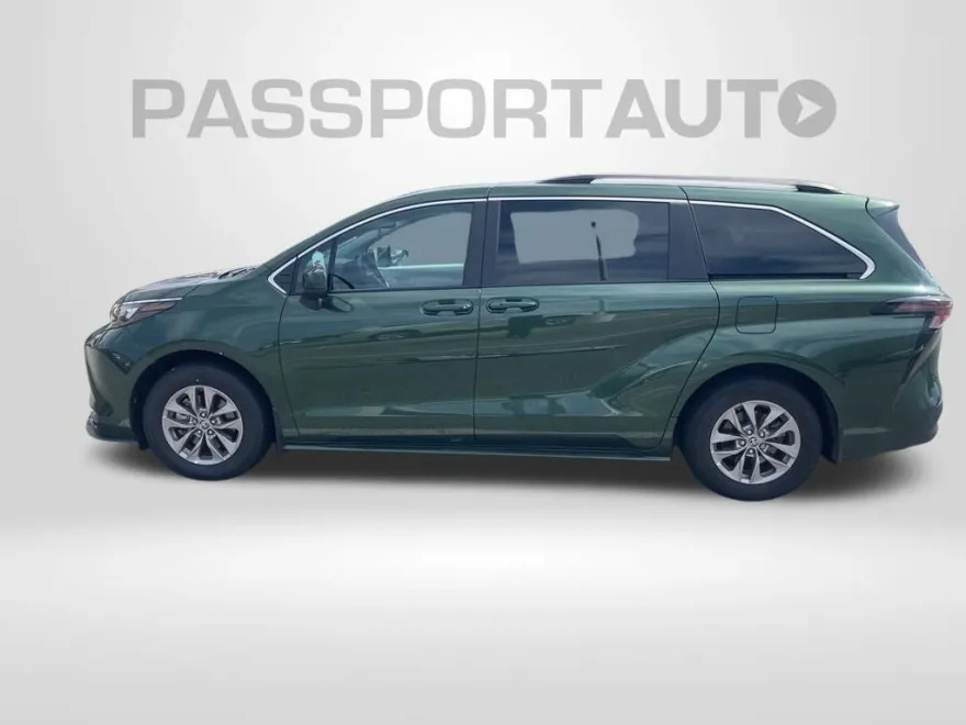 2025 Toyota Sienna LE photo 1