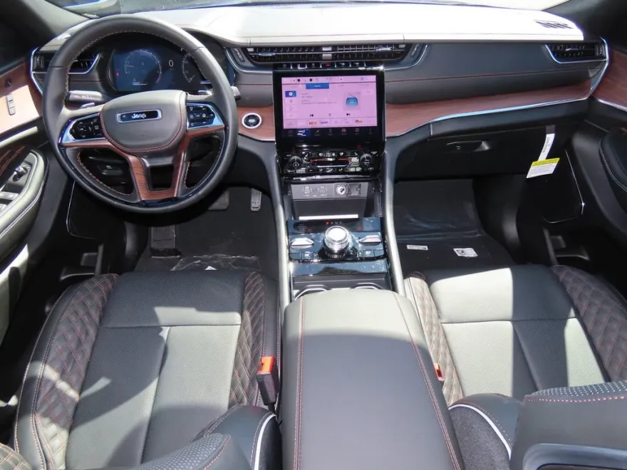 2025 Jeep Grand Cherokee Summit photo 2