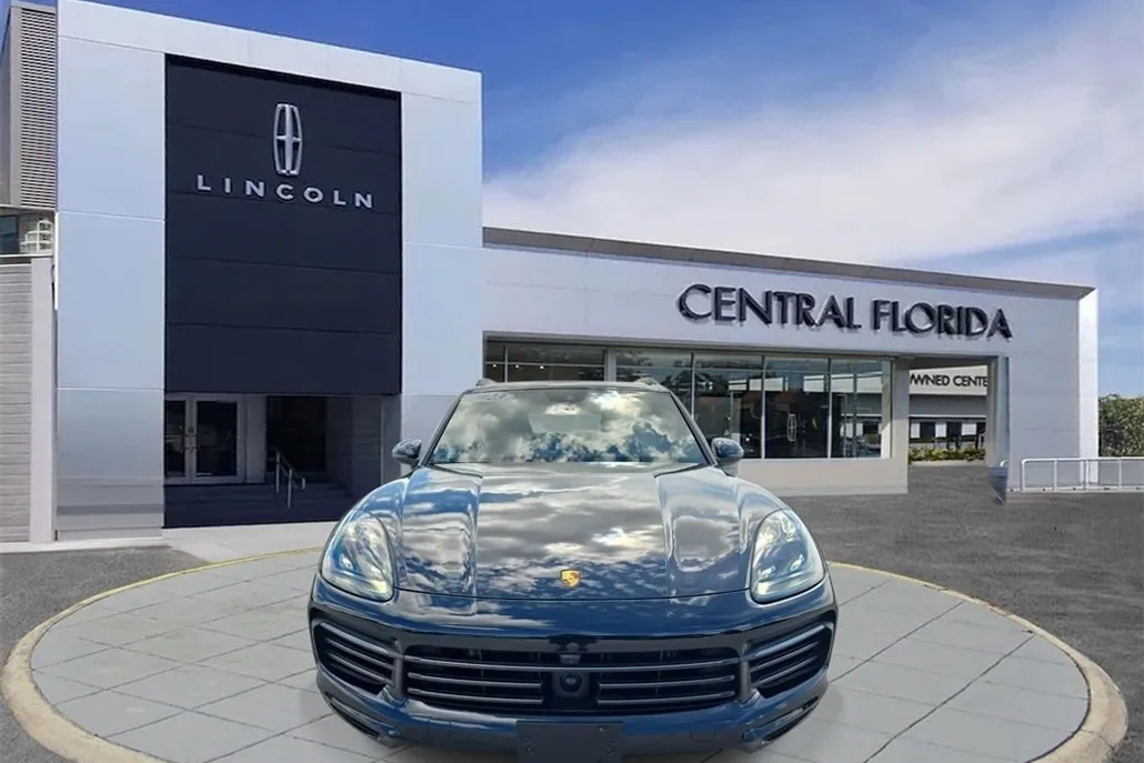 2023 Porsche Cayenne Platinum Edition photo 1
