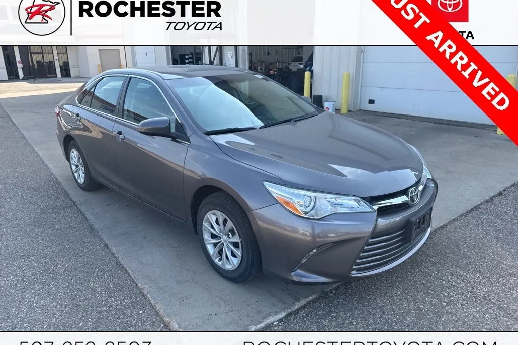 2017 Toyota Camry LE photo 1