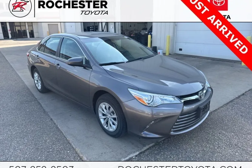 2017 Toyota Camry LE photo 1