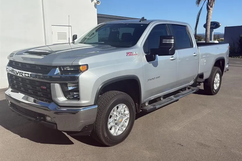 2022 Chevrolet Silverado 3500HD LT photo 1