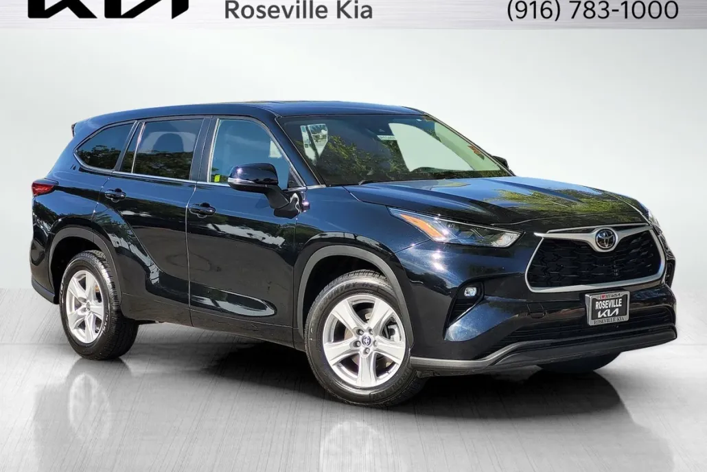 2023 Toyota Highlander LE photo 1