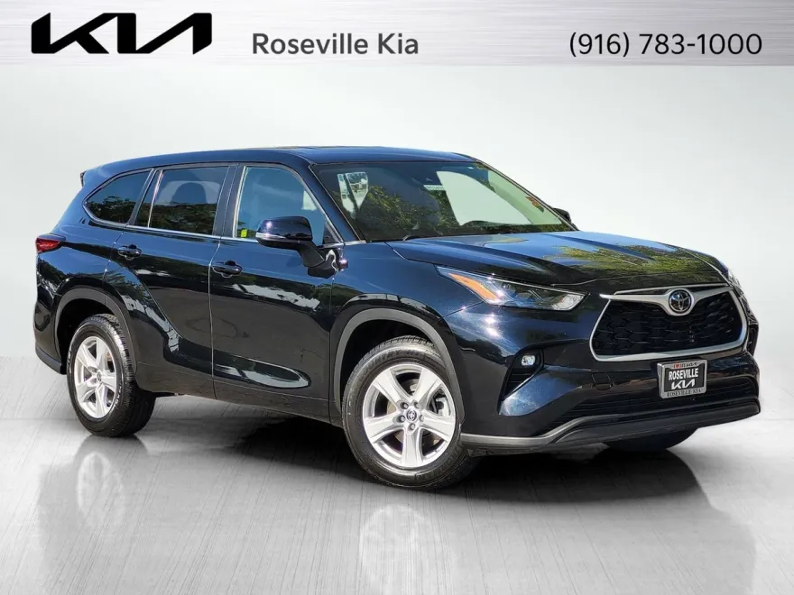 2023 Toyota Highlander LE photo 1