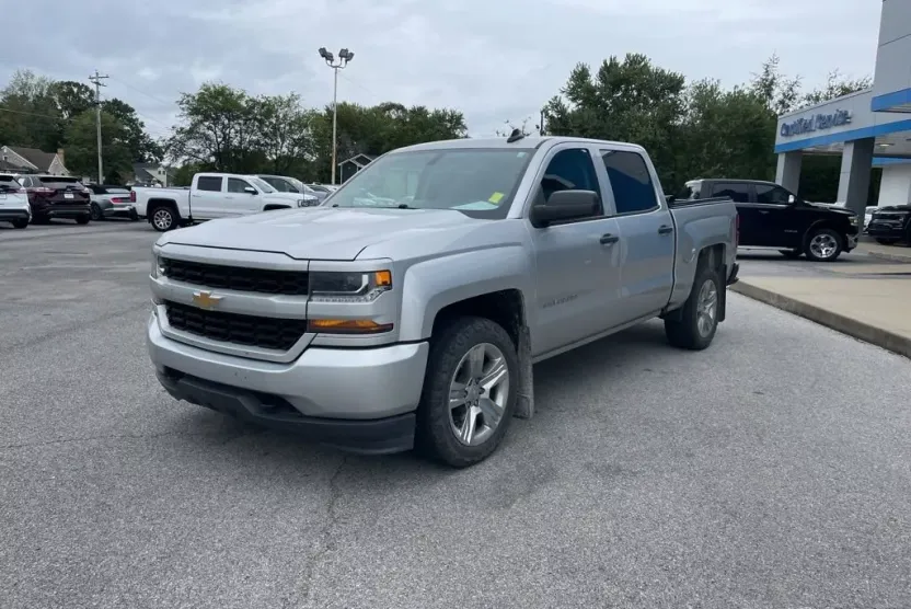2018 Chevrolet Silverado 1500 Custom photo 1