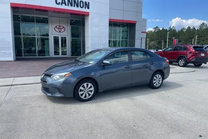 2016 Toyota Corolla LE photo 1