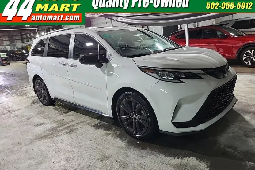 2023 Toyota Sienna XSE photo 1
