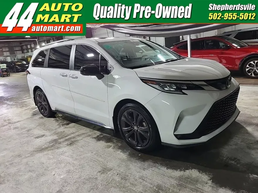 2023 Toyota Sienna XSE photo 1