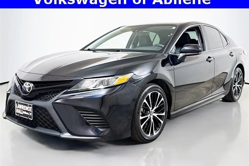 2020 Toyota Camry SE photo 1