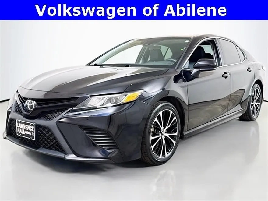 2020 Toyota Camry SE photo 1