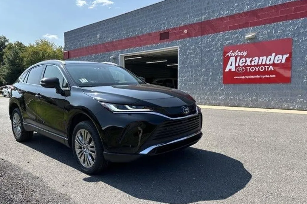 2022 Toyota Venza XLE photo 1