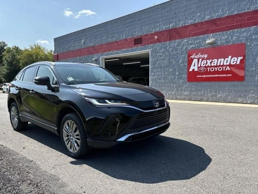 2022 Toyota Venza XLE photo 1