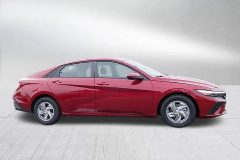 2025 Hyundai Elantra SE photo 1