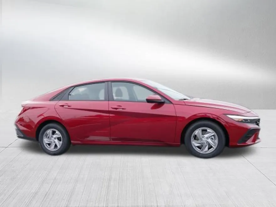 2025 Hyundai Elantra SE photo 1