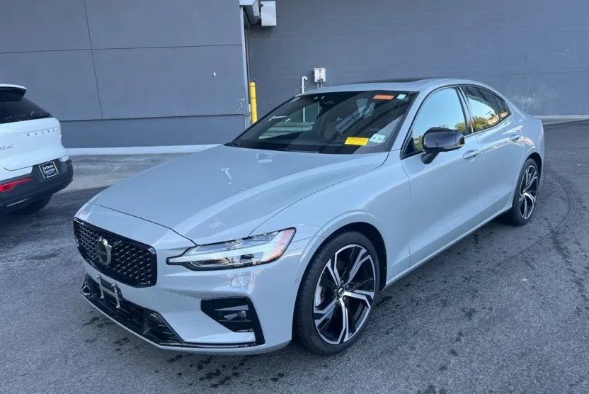 2024 Volvo S60 B5 Ultimate photo 1