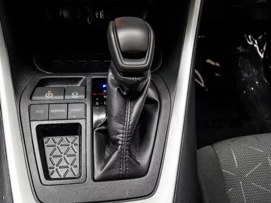 2024 Toyota RAV4 XLE photo 18