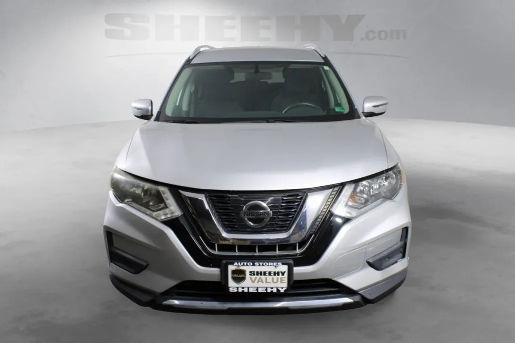 2017 Nissan Rogue SV photo 1