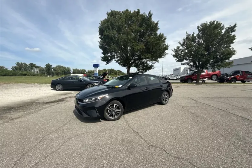 2023 Kia Forte LXS photo 1