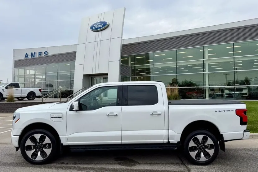 2022 Ford F-150 Lightning Platinum photo 1