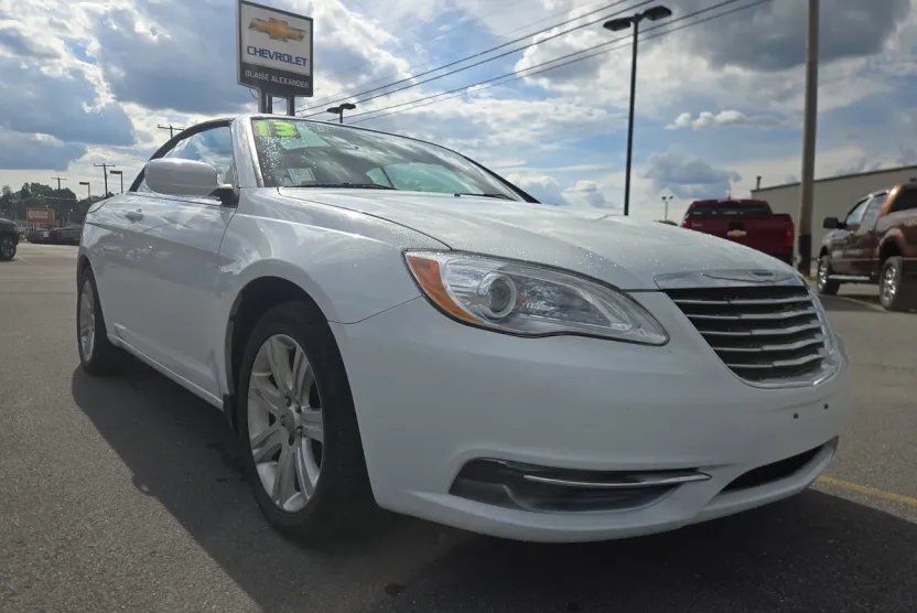 2013 Chrysler 200 Touring photo 1