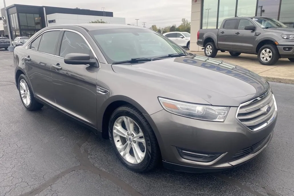 2013 Ford Taurus SEL photo 1