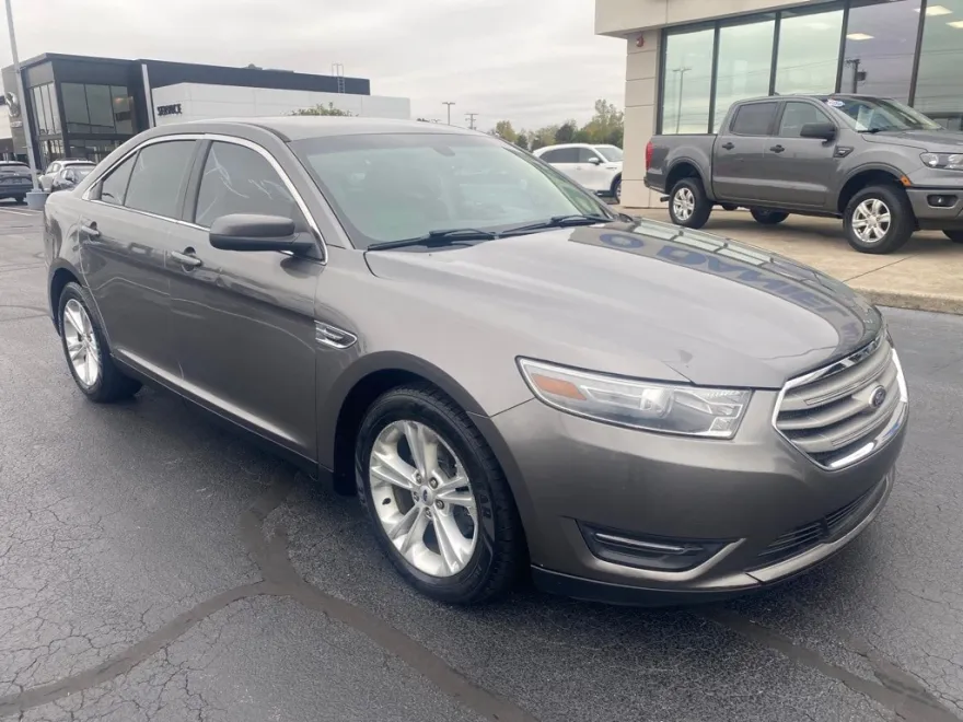 2013 Ford Taurus SEL photo 1