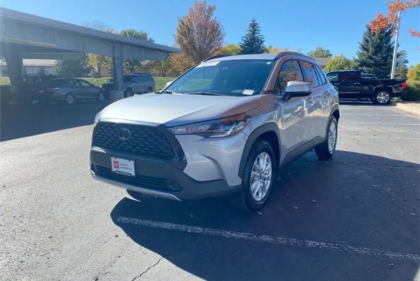 2024 Toyota Corolla Cross LE photo 1