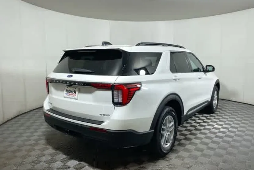 2025 Ford Explorer photo 1