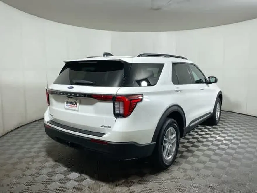 2025 Ford Explorer photo 1