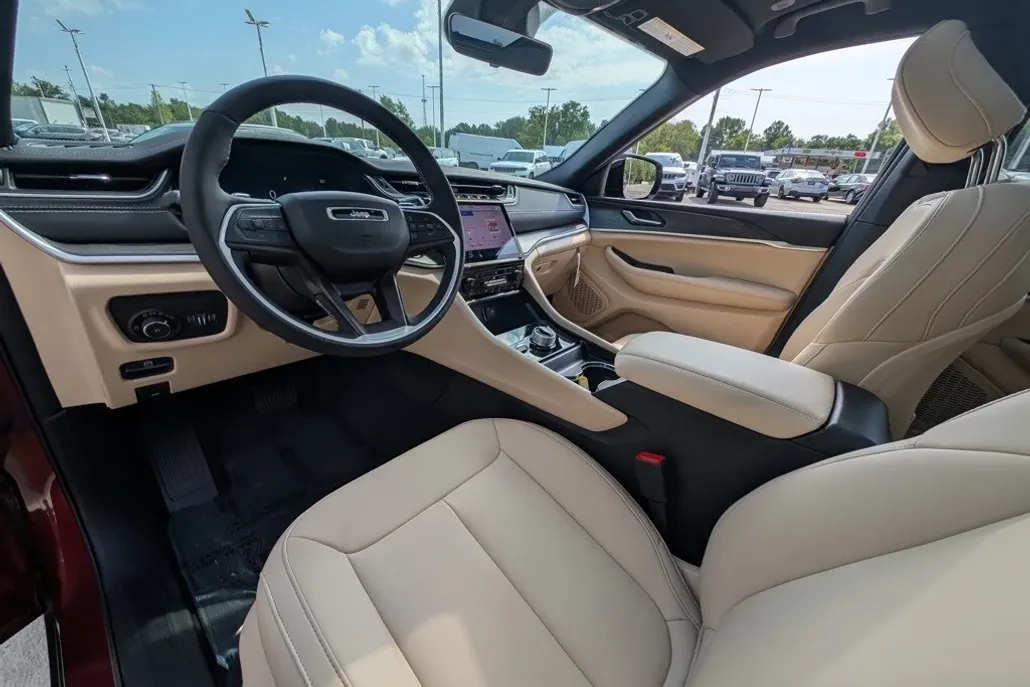 2025 Jeep Grand Cherokee Limited photo 1
