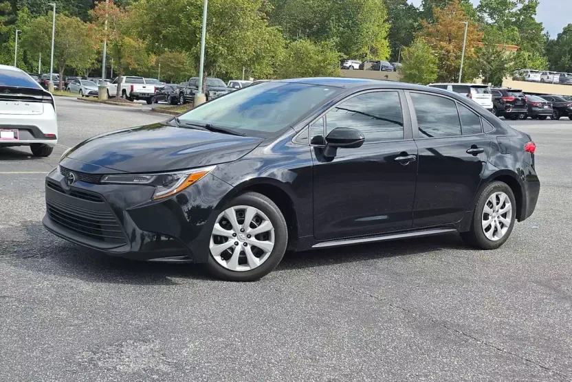 2023 Toyota Corolla LE photo 1