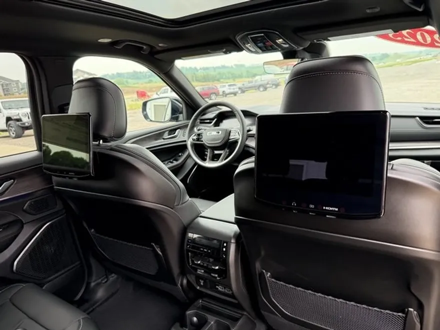 2025 Jeep Grand Cherokee Overland photo 21