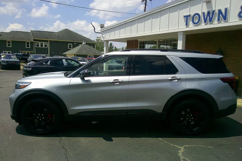 2022 Ford Explorer ST photo 1