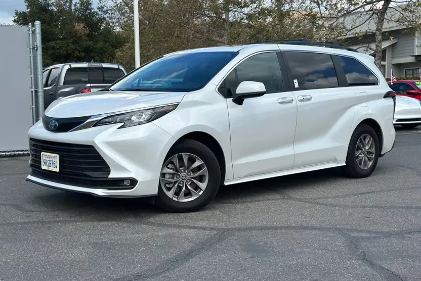 2025 Toyota Sienna XLE photo 1